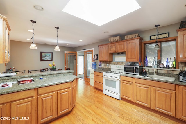 8 N Cherokee Ln, Brick, NJ 08724 - kitchen featuring white gas range oven, stainless steel microwave, tasteful backsplash, light wood-type flooring, and recessed lighting