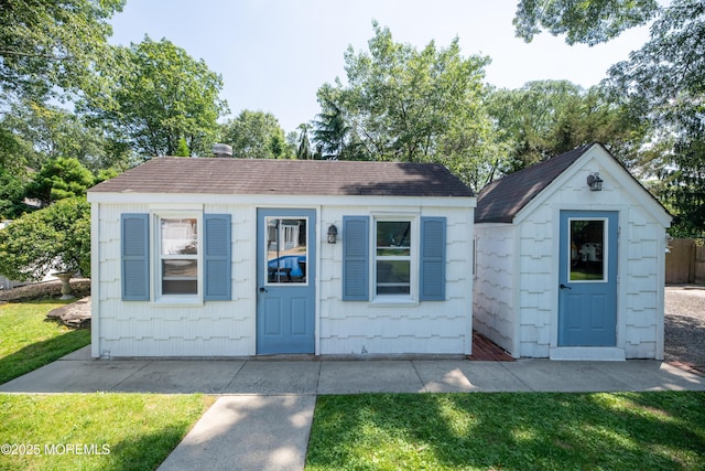 1920 Kenilworth Ct, Toms River, NJ 08753 - view of front of house featuring an outbuilding, a shingled roof, and a front yard