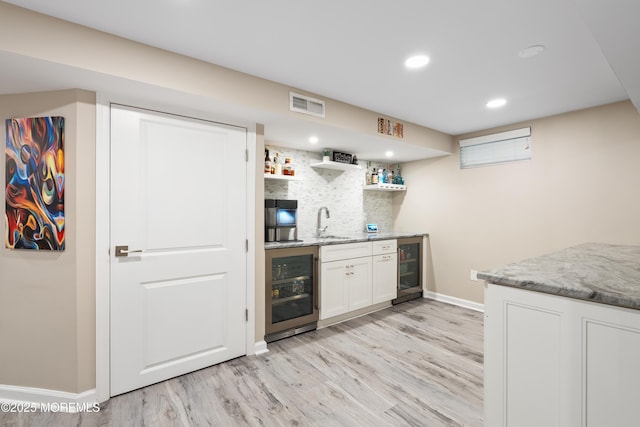 7 Lorraine Ct, East Brunswick, NJ 08816 - indoor wet bar with wine cooler, light wood finished floors, tasteful backsplash, and recessed lighting