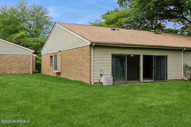 239 Medford Ct Unit B, Manalapan, NJ 07726 - rear view of property featuring a lawn, roof with shingles, and brick siding