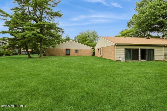 239 Medford Ct Unit B, Manalapan, NJ 07726 - view of green lawn