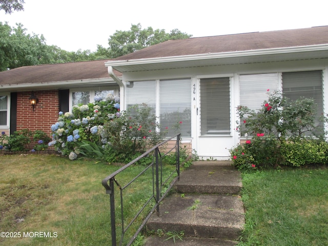 496A Thornbury Ct, Lakewood, NJ 08701 - view of front of home featuring a front lawn and roof with shingles