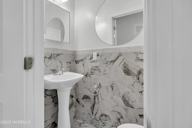 925 Edgebrook Dr N, Toms River, NJ 08757 - bathroom with tile walls