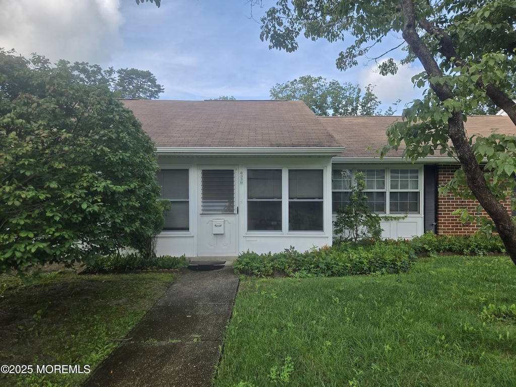 833B Inverness Ct, Lakewood, NJ 08701 - view of front of house with roof with shingles and a front lawn
