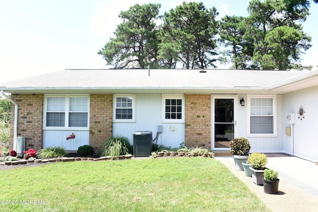 8B Cambridge Cir, Manchester, NJ 08759 - single story home with a front lawn