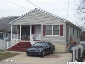 53 Wayne Ave, Freehold, NJ 07728 - bungalow-style house featuring a porch and driveway