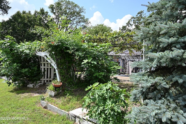 636 Holmdel Rd, Hazlet, NJ 07730 - view of yard
