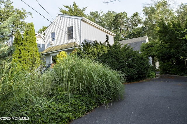 28 Florence Ave, Leonardo, NJ 07737 - view of side of property featuring driveway