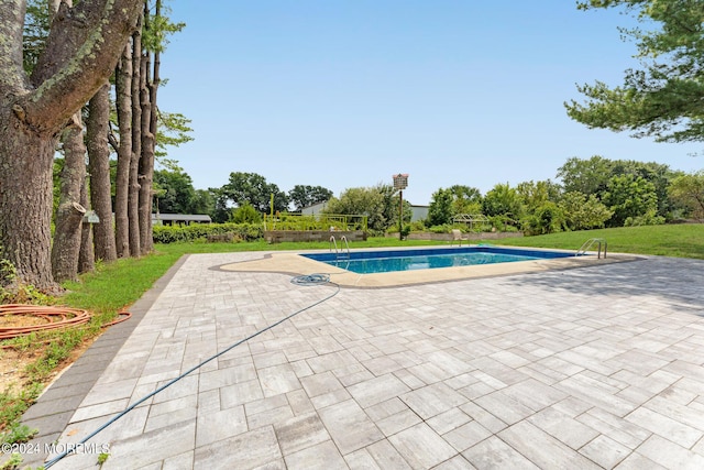 135 E Veterans Hwy, Jackson, NJ 08527 - outdoor pool with a patio area and a lawn