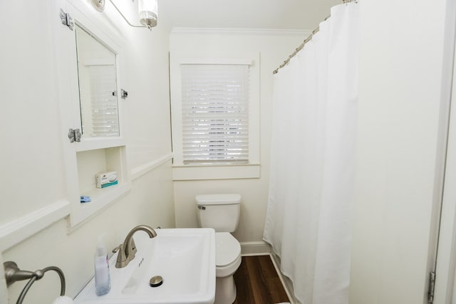 full bath with wood finished floors, baseboards, ornamental molding, a sink, and toilet