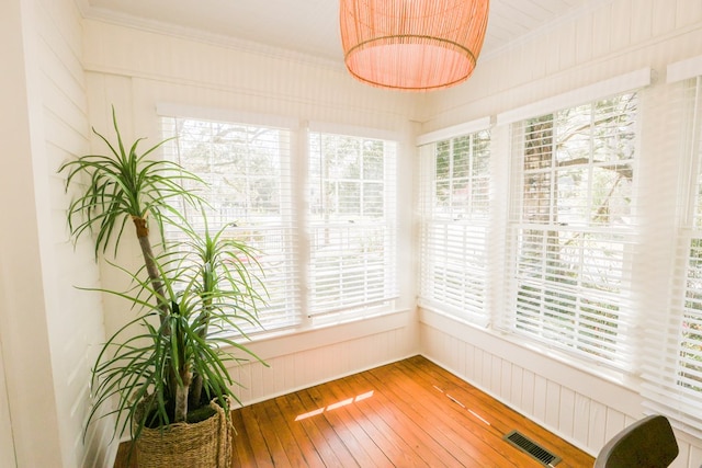 sunroom / solarium featuring visible vents