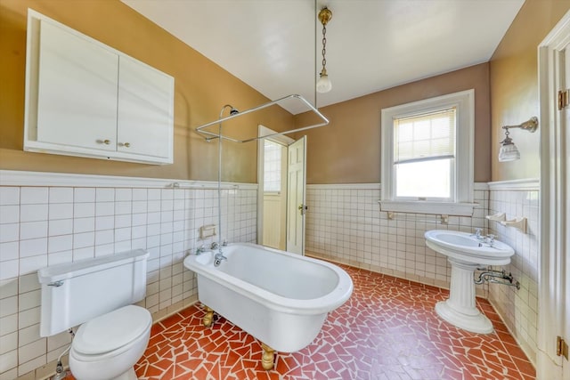 902 SE 2nd St, Moultrie, GA 31776 - full bath featuring tile walls, wainscoting, and toilet