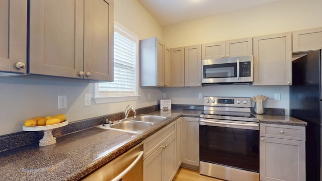 314 Grove Pointe Dr, Thomasville, GA 31792 - kitchen featuring stainless steel appliances, a sink, and dark countertops