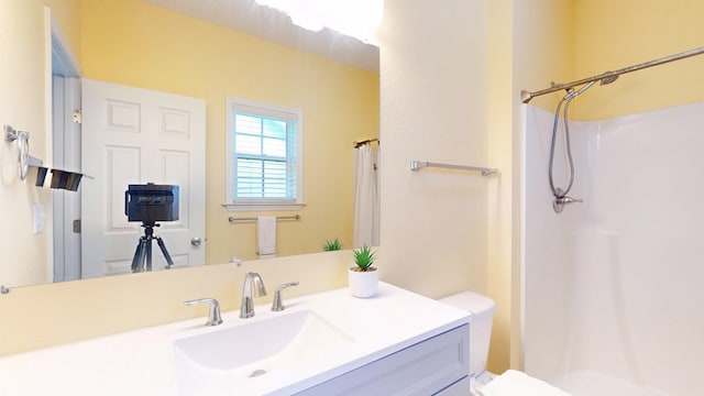 314 Grove Pointe Dr, Thomasville, GA 31792 - bathroom featuring a shower with curtain, vanity, and toilet