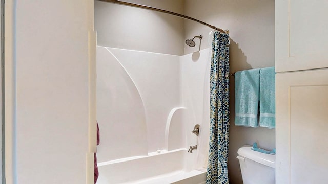 full bath with shower / bath combination with curtain and toilet