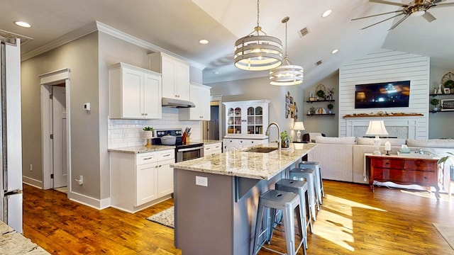 kitchen with visible vents, a sink, electric stove, ceiling fan with notable chandelier, and open floor plan