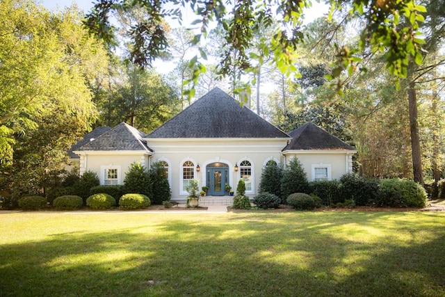 view of front of property featuring a front yard