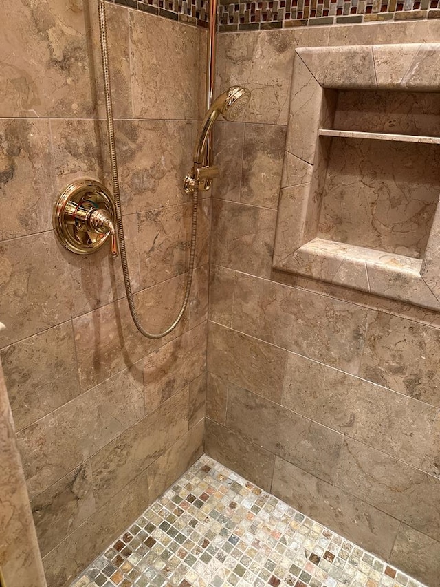 room details featuring a tile shower