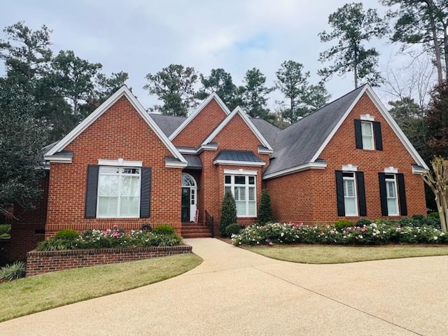 view of front of house featuring a front lawn