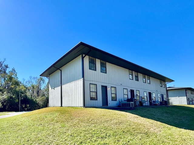 view of front of home with a front yard