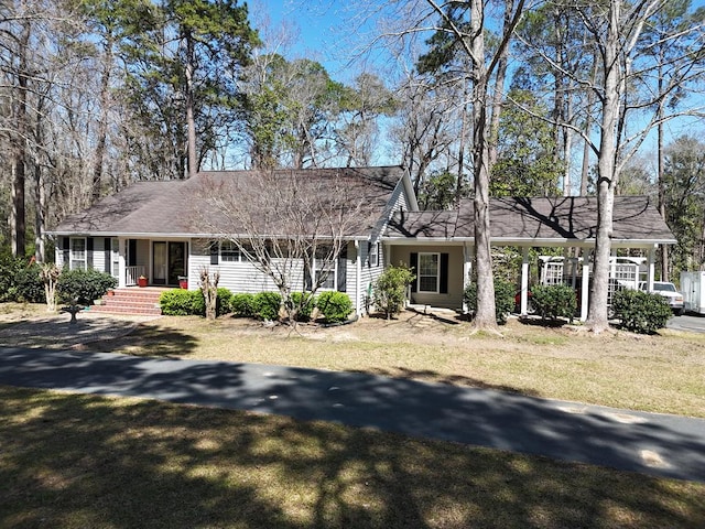 ranch-style house featuring a front lawn and covered porch