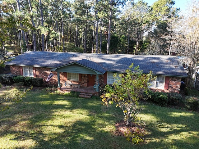 single story home featuring a front lawn