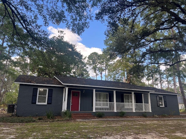 single story home with a porch