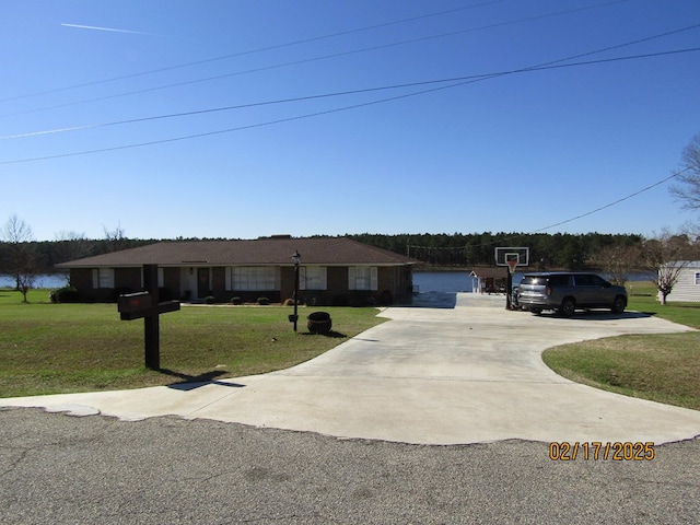 single story home with a front lawn