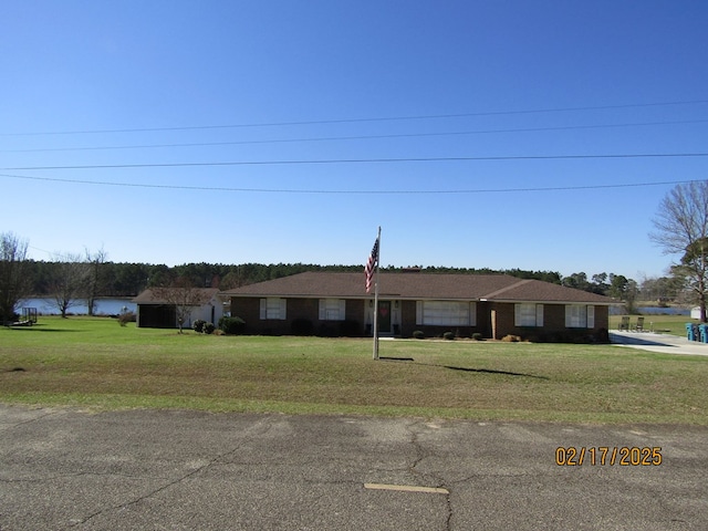 ranch-style home featuring a front lawn