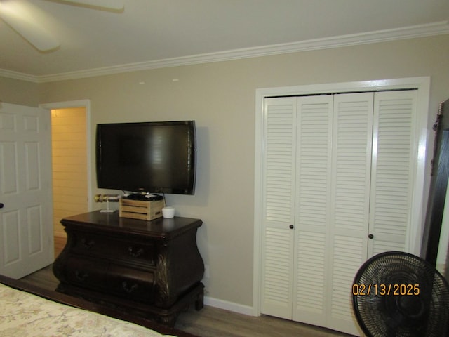 bedroom featuring ornamental molding, hardwood / wood-style floors, ceiling fan, and a closet