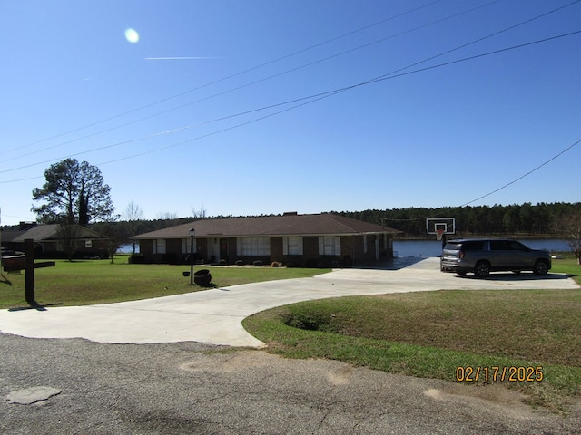 view of front facade with a front yard