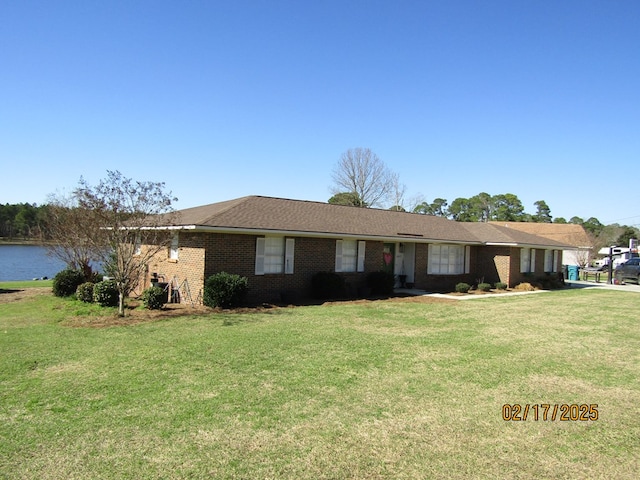 single story home featuring a front lawn