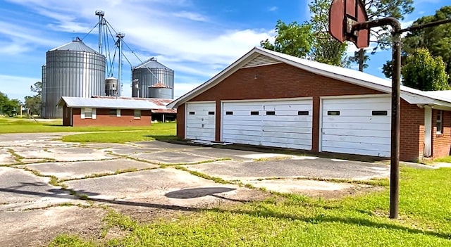 garage featuring a lawn