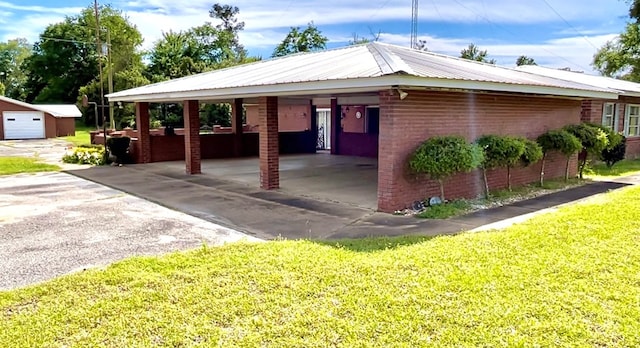 view of side of property featuring a carport, a storage shed, and a yard