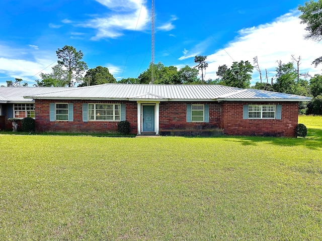 single story home featuring a front lawn