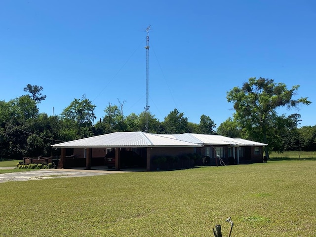 view of front facade featuring a carport and a front yard