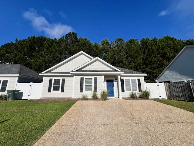 view of front of house with a front yard