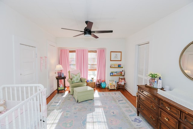 bedroom featuring light wood-style floors, a closet, and a ceiling fan