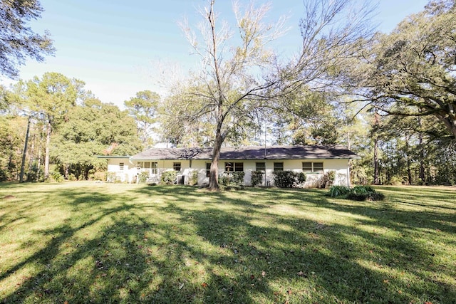 single story home featuring a front lawn