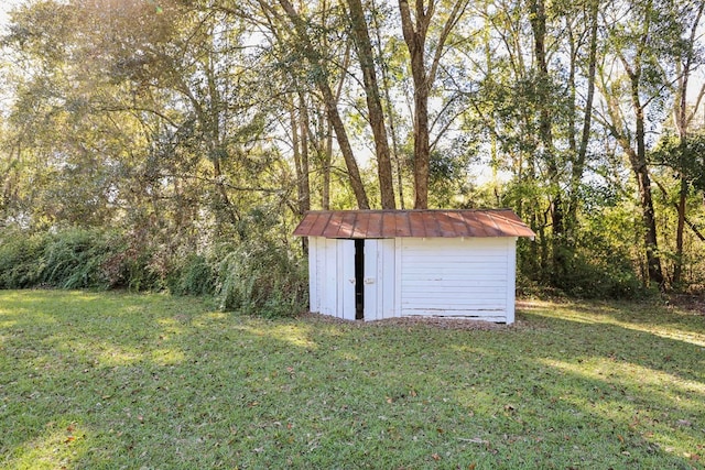 view of outdoor structure featuring a yard