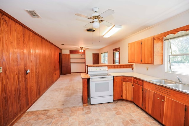 kitchen featuring sink, crown molding, white electric stove, kitchen peninsula, and ceiling fan