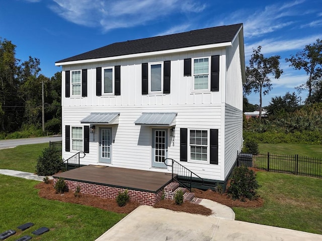 view of front facade with a front lawn