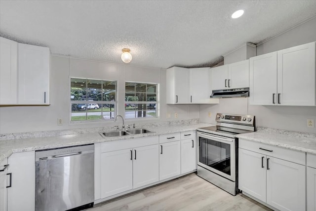 157 Quail Rdg, Moultrie, GA 31788 - kitchen with stainless steel appliances, a sink, under cabinet range hood, a textured ceiling, and light wood finished floors