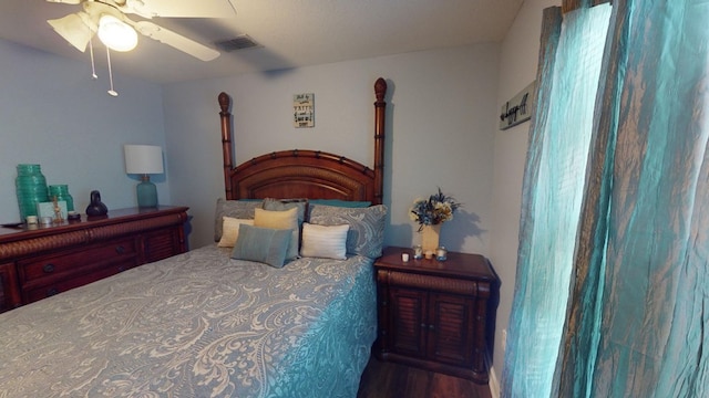 bedroom with ceiling fan