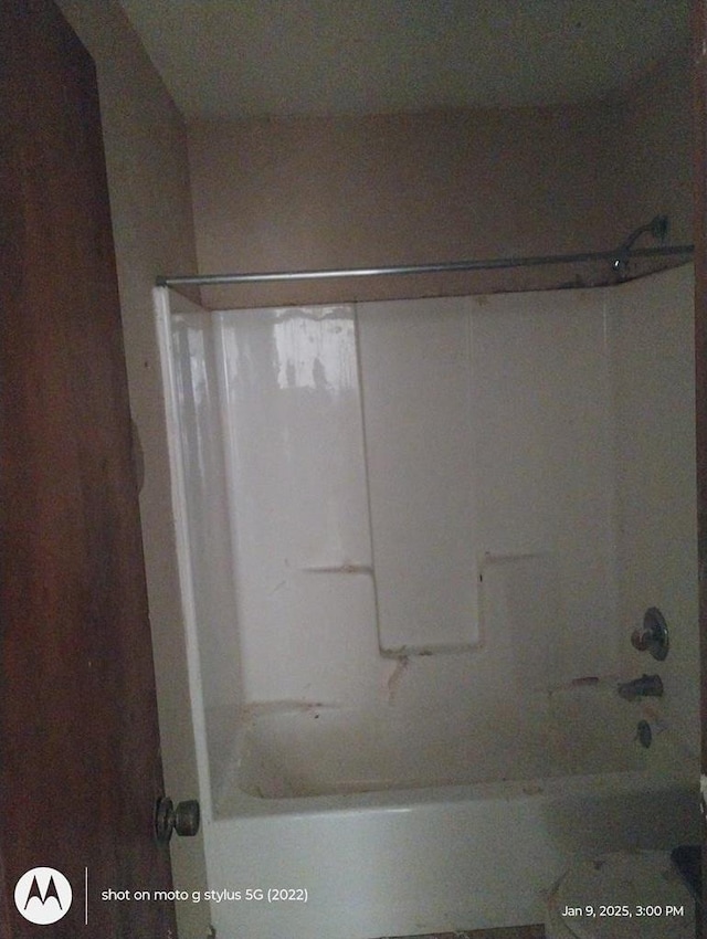 bathroom with tub / shower combination