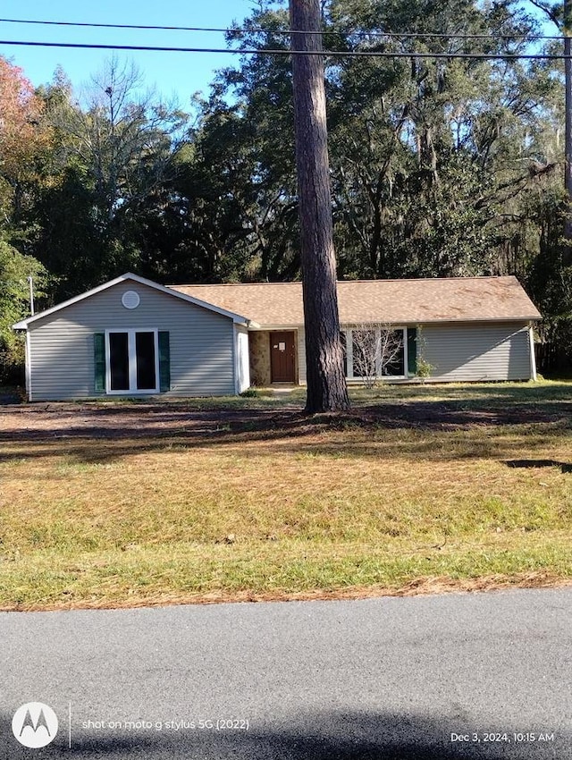 ranch-style house with a front yard