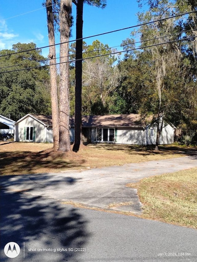 view of front of home with a front lawn