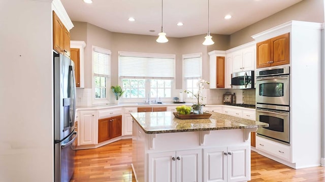 200 Sawgrass Ln, Thomasville, GA 31757 - kitchen with stainless steel appliances, light wood finished floors, backsplash, a kitchen island, and recessed lighting