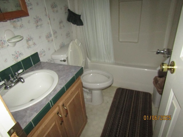 full bathroom featuring vanity, bathtub / shower combination, and toilet