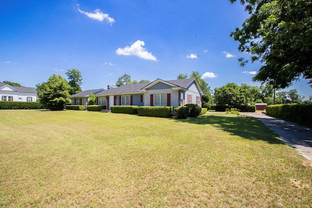 view of front of home featuring a front lawn